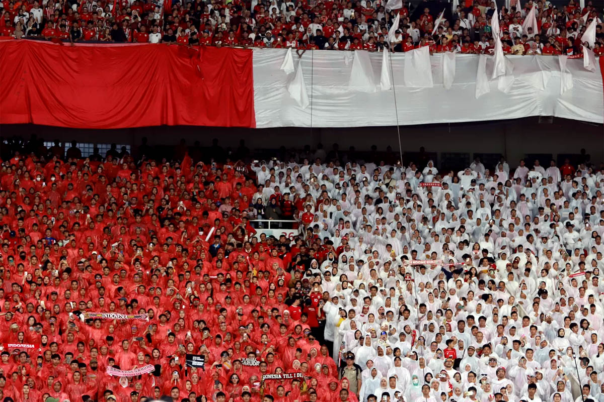 Sorak-sorai suporter Timnas Indonesia saat pertandingan Indonesia vs China pada laga kualifikasi Piala Dunia 2026 putaran ketiga Grup C di Stadion Utama Gelora Bung Karno, Jakarta, Kamis 5 Juni 2025.