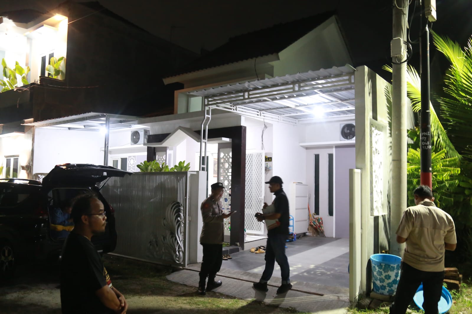 Polisi melakukan olah TKP di rumah humas PN Kota Madiun yang dibobol maling pada Minggu (8/6) malam. FOTO: BAGAS BIMANTARA/RADAR MADIUN