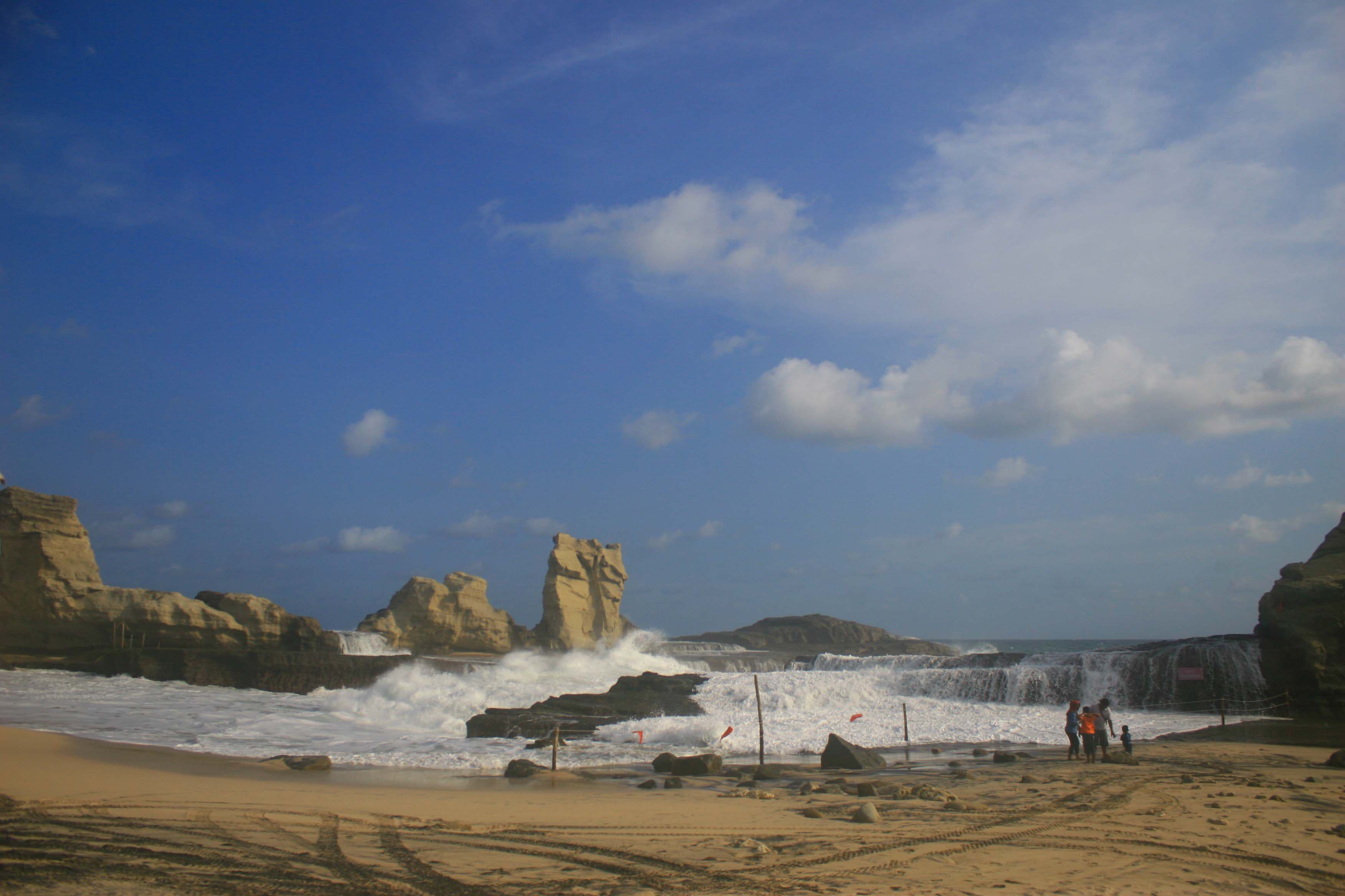 Pantai Klayar menjadi destinasi utama yang paling banyak dikunjungi wisatawan saat libur panjang Idul Adha.&nbsp;DOK RADAR MADIUN