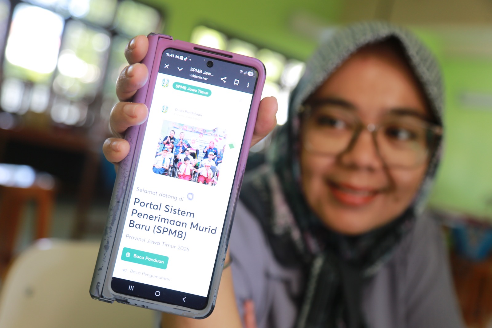 Calon siswa mencoba latihan pendaftaran SPMB Jatim 2025 di SMAN 6 Madiun, Senin (9/6). FOTO: BAGAS BIMANTARA/RADAR MADIUN