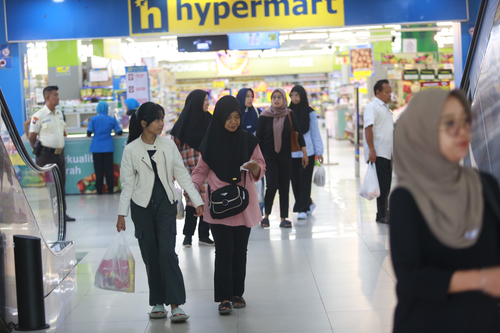 Suasana libur Idul Adha di Plaza Madiun ramai dikunjungi warga pada Minggu (8/6). FOTO: BAGAS BIMANTARA/JAWA POS RADAR MADIUN