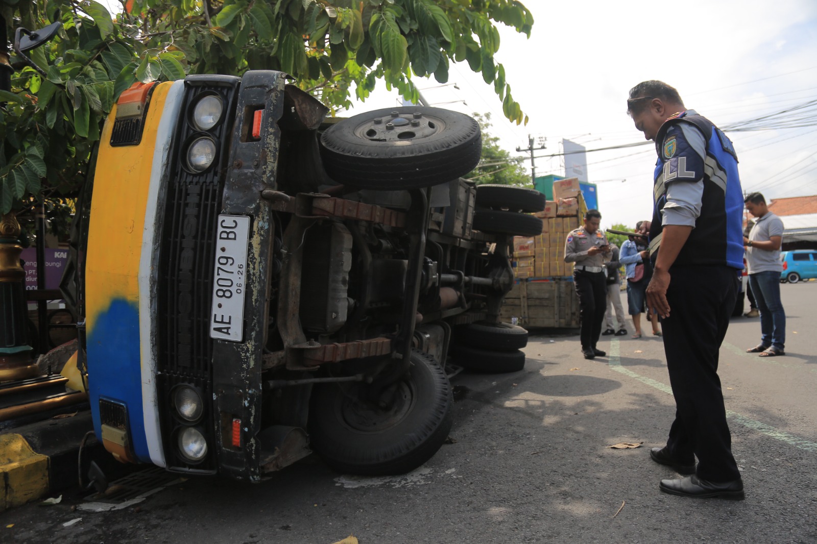 Truk ekspedisi terguling di trotoar usai kecelakaan lalu lintas di Jalan dr Soetomo, Senin (9/6). FOTO: BAGAS BIMANTARA/JAWA POS RADAR MADIUN