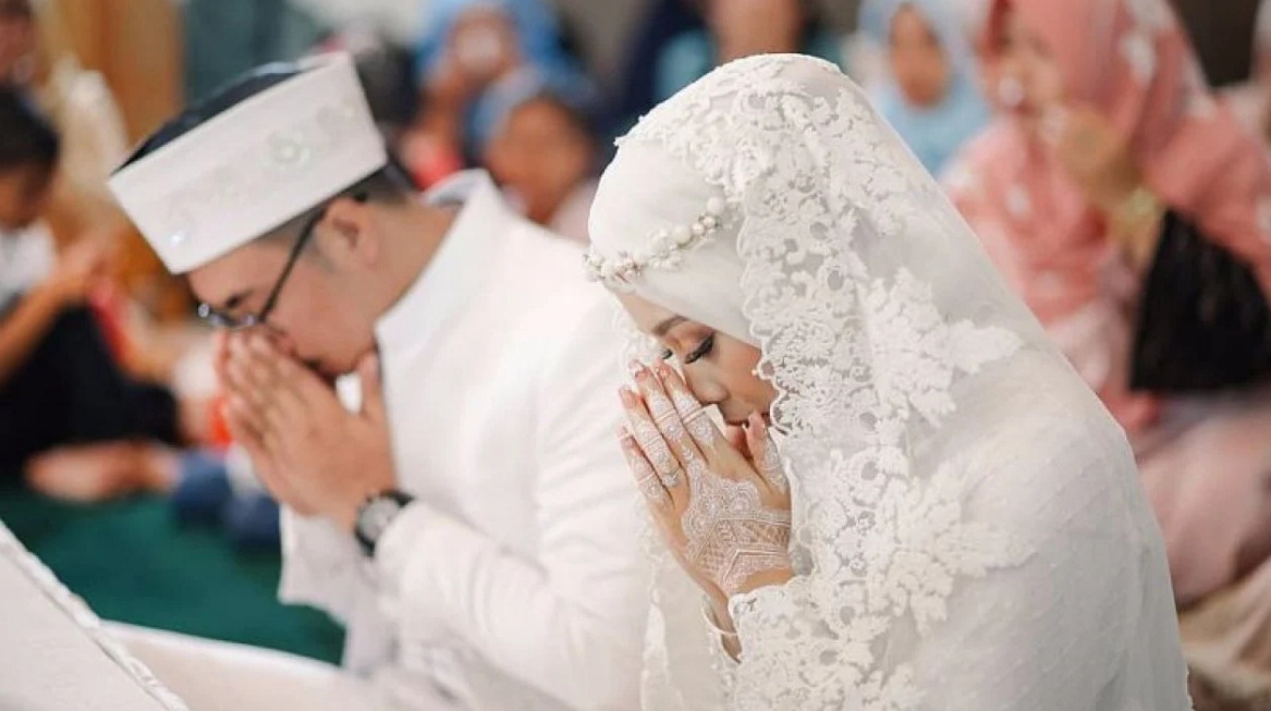 Ilustrasi pembacaan doa QS Ar Rum 21 dalam pernikahan.