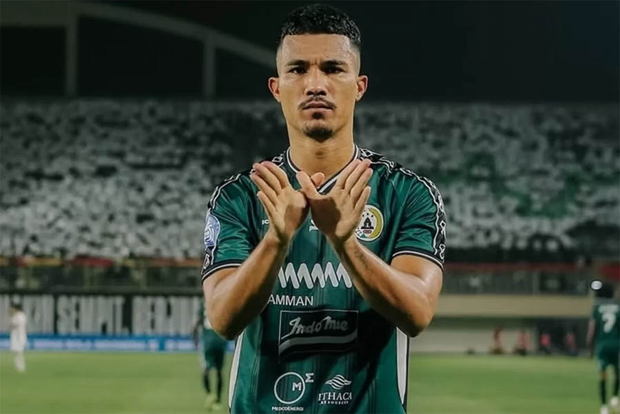 Striker asal Brasil Gustavo Tocantins dikabarkan jadi rebutan Arema FC dan Persebaya Surabaya untuk perkuat lini depan di Liga 1 musim depan.