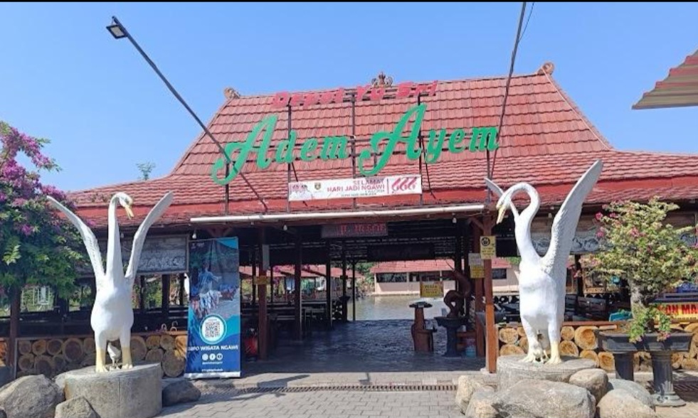 Nikmati gurame bakar dan suasana tenang khas pedesaan di Rumah Makan Adem Ayem.
