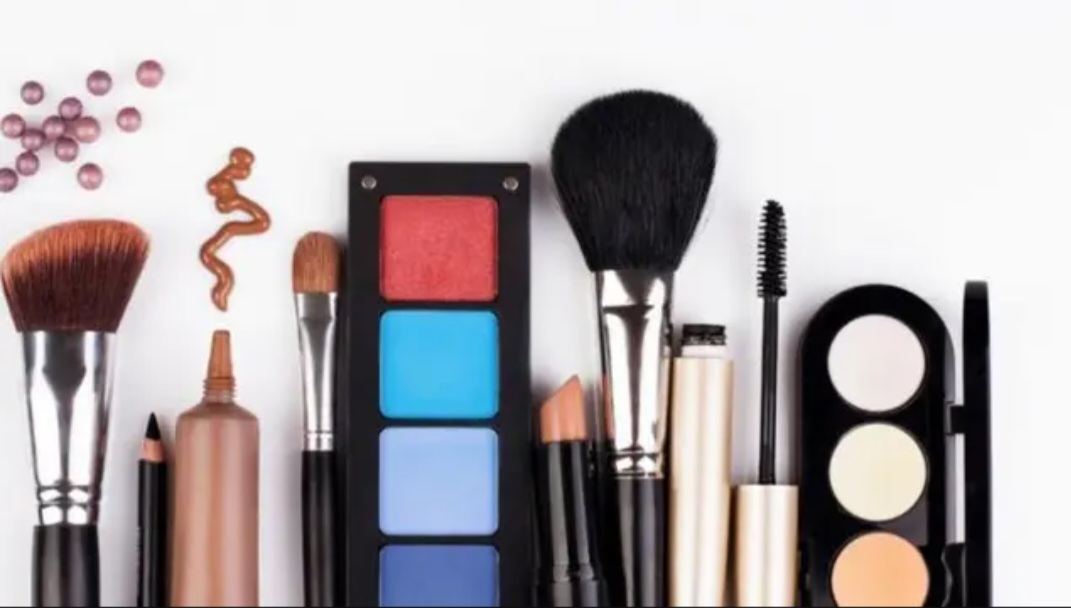 Ilustrasi alat makeup untuk pemula.