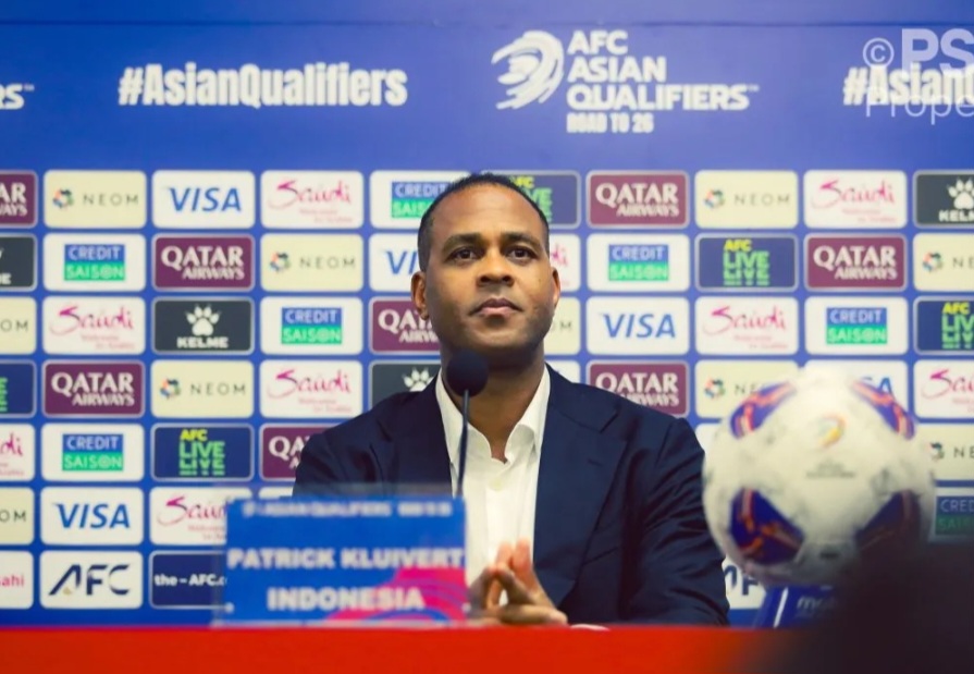 Patrick Kluivert memberikan keterangan ke awak media usai laga Jepang vs Indonesia di Osaka.