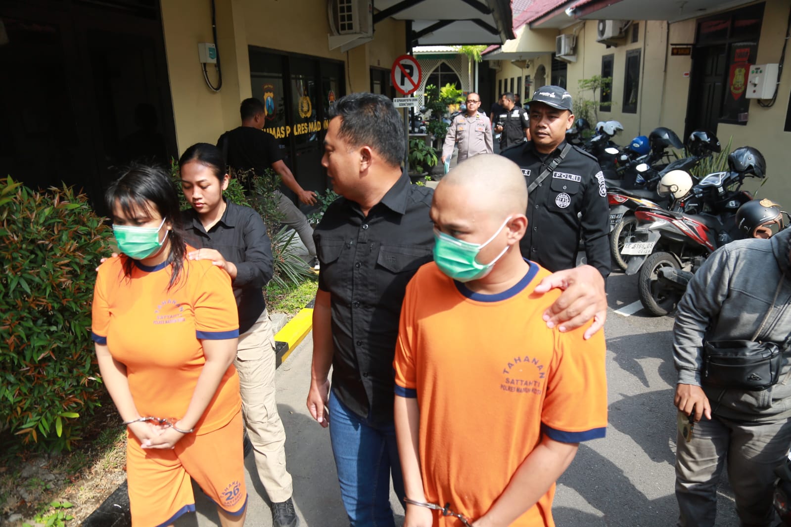 ARZ dan SFH yang merupakan sebagai muncikari dari praktik prostitusi online diamankan oleh Satreskrim Polres Madiun Kota. FOTO: BAGAS BIMANTARA/RADAR MADIUN