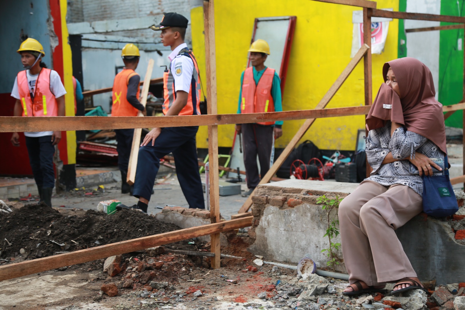 Seorang perempuan menangis saat menyaksikan rumahnya dirobohkan dalam penertiban lahan milik PT KAI, kemarin (10/6). FOTO: BAGAS BIMANTARA/RADAR MADIUN