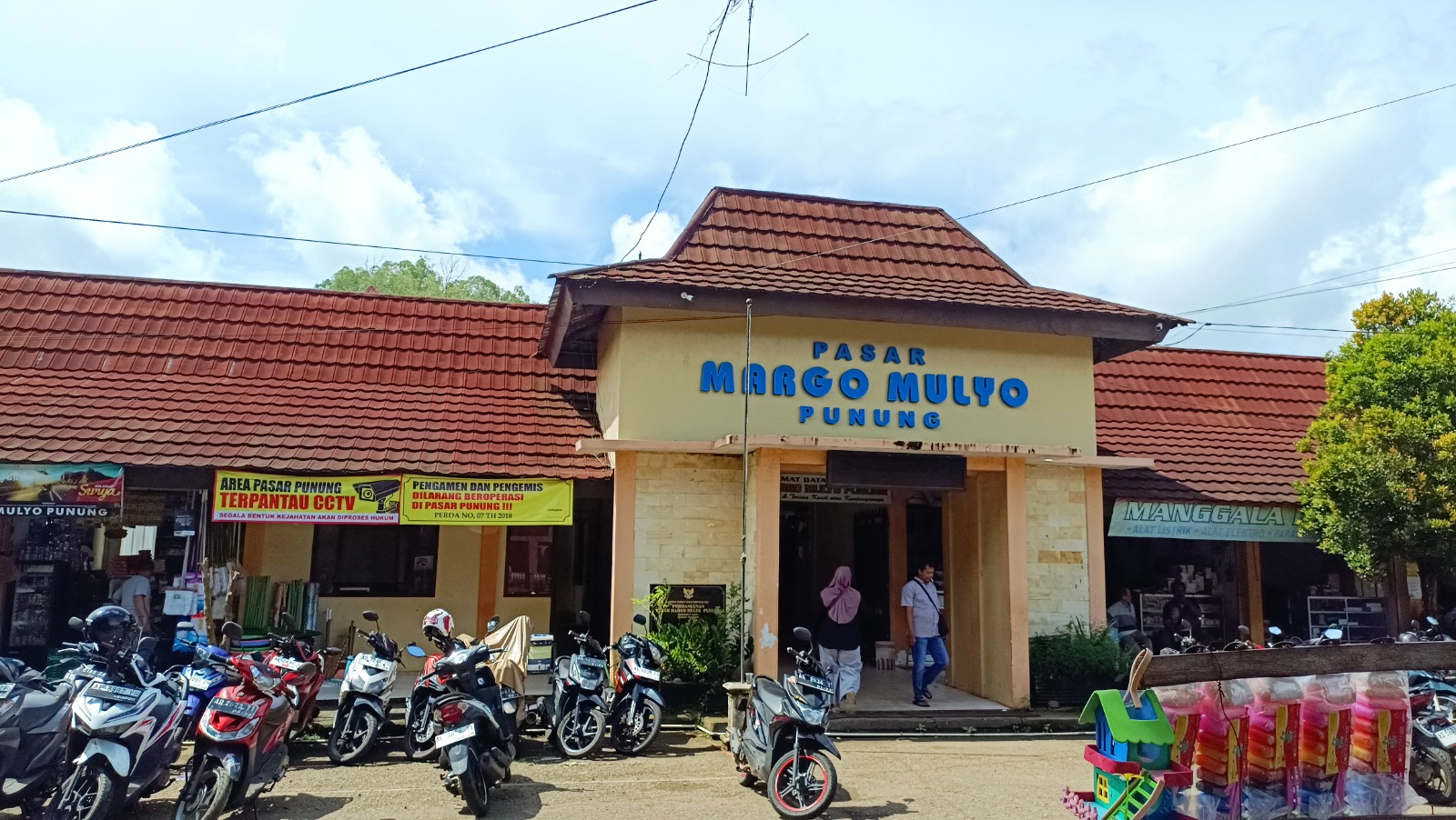Suasana Pasar Margo Mulyo, Punung, kemarin (10/6) pagi. Di sinilah, Sunarti kehilangan tas miliknya yang digondol maling pada Senin (9/6) lalu. FOTO: NUR CAHYONO/RADAR PACITAN