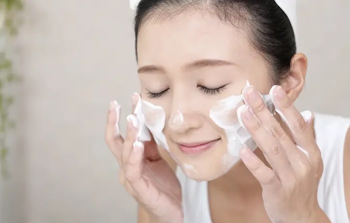 Ilustrasi rekomendasi facial wash untuk wanita.