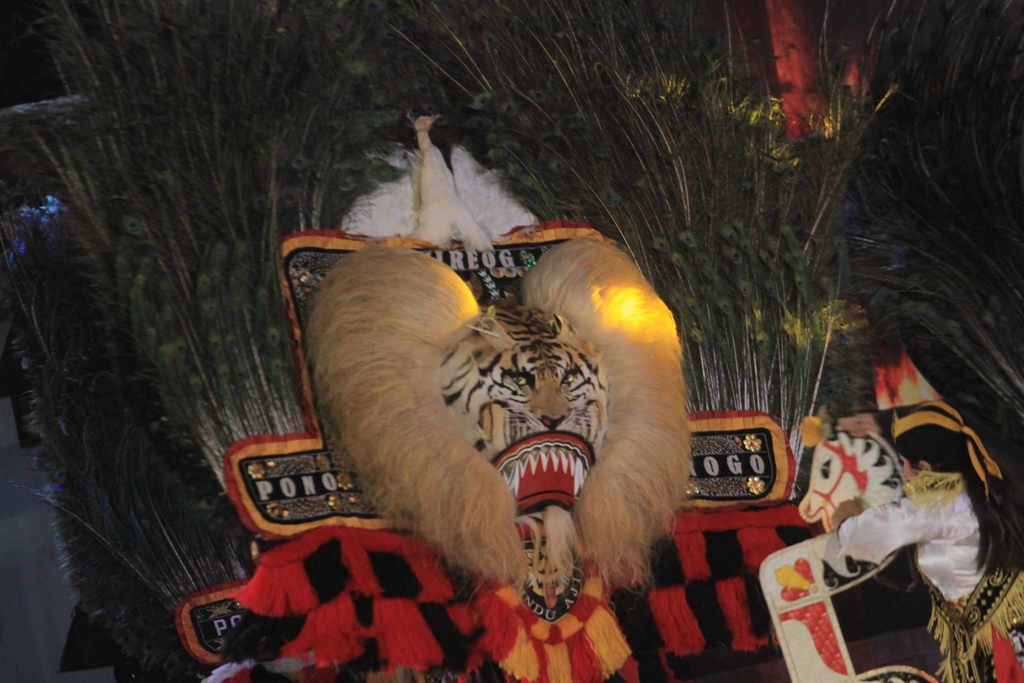 Ilustrasi pertunjukan reog di Grebeg Suro Ponorogo.
