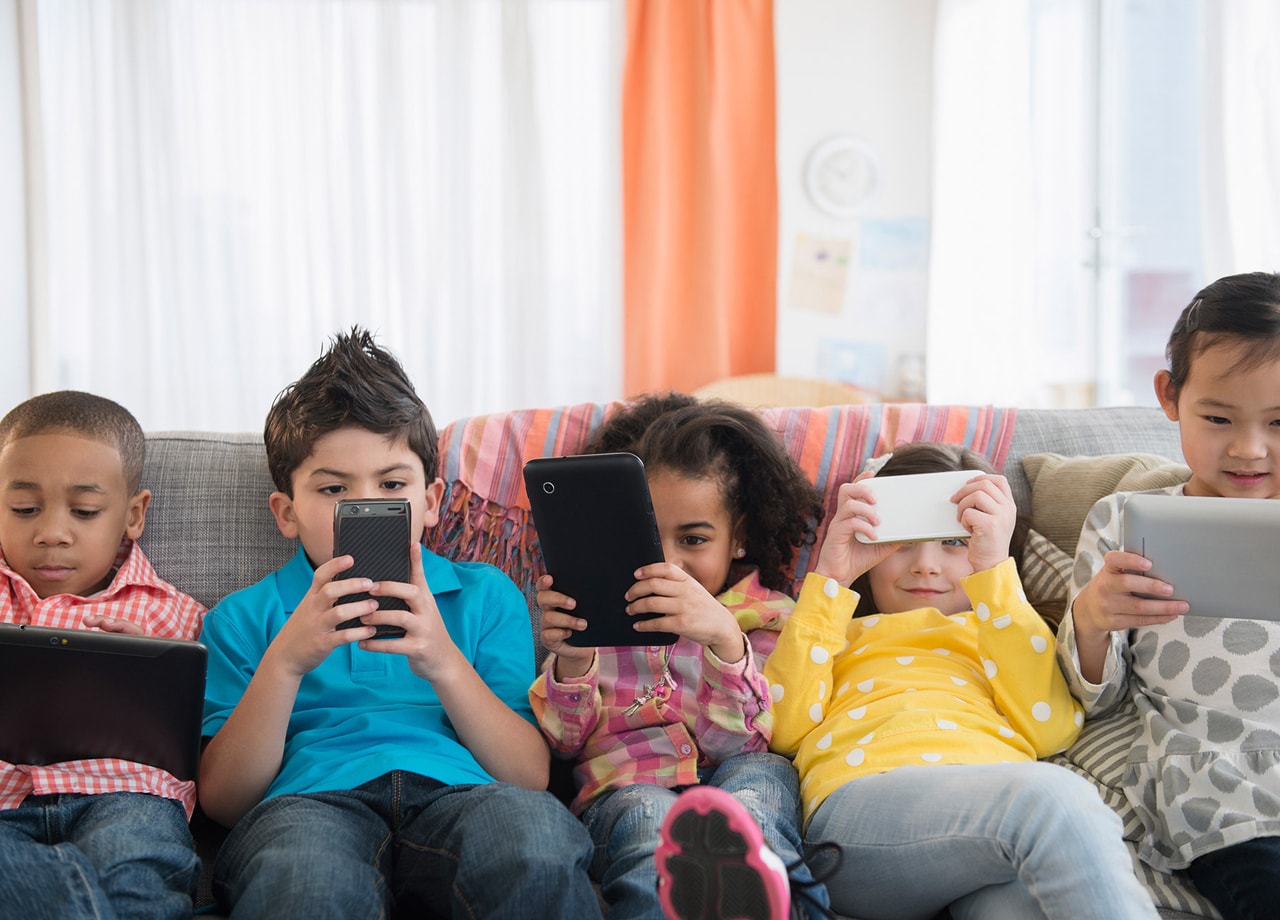 Dampak Buruk Bermain Gadget yang Berlebihan pada Anak