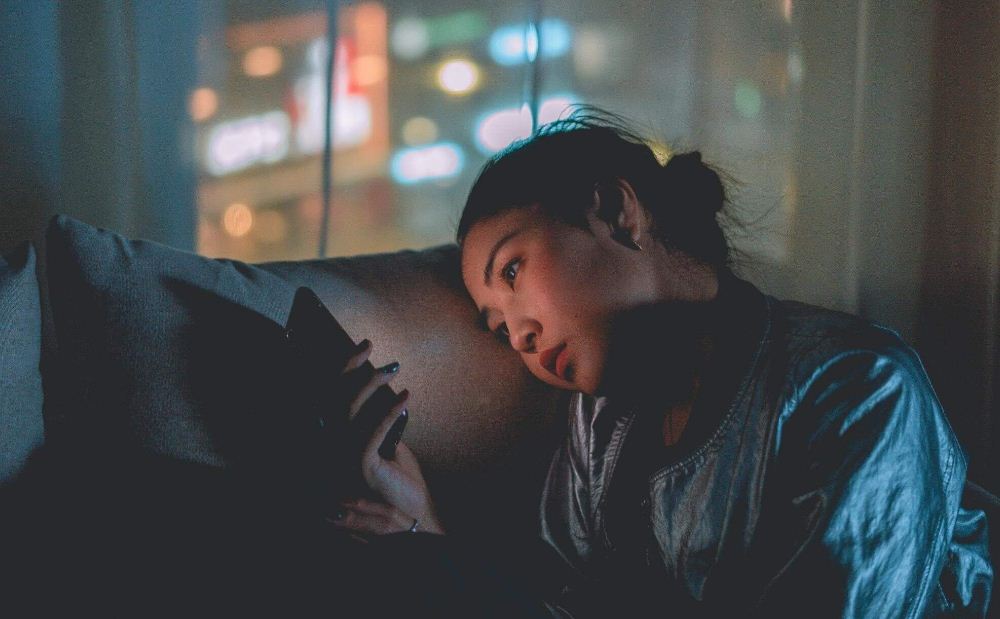 Kurang tidur karena banyak bermain handphone.
