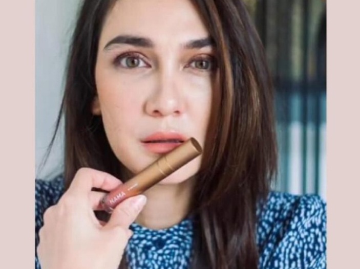 Luna Maya dengan salah satu produk lipstik NAMA Beauty.