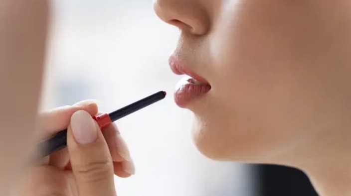 Ilustrasi salah shade lipstik belanja online.