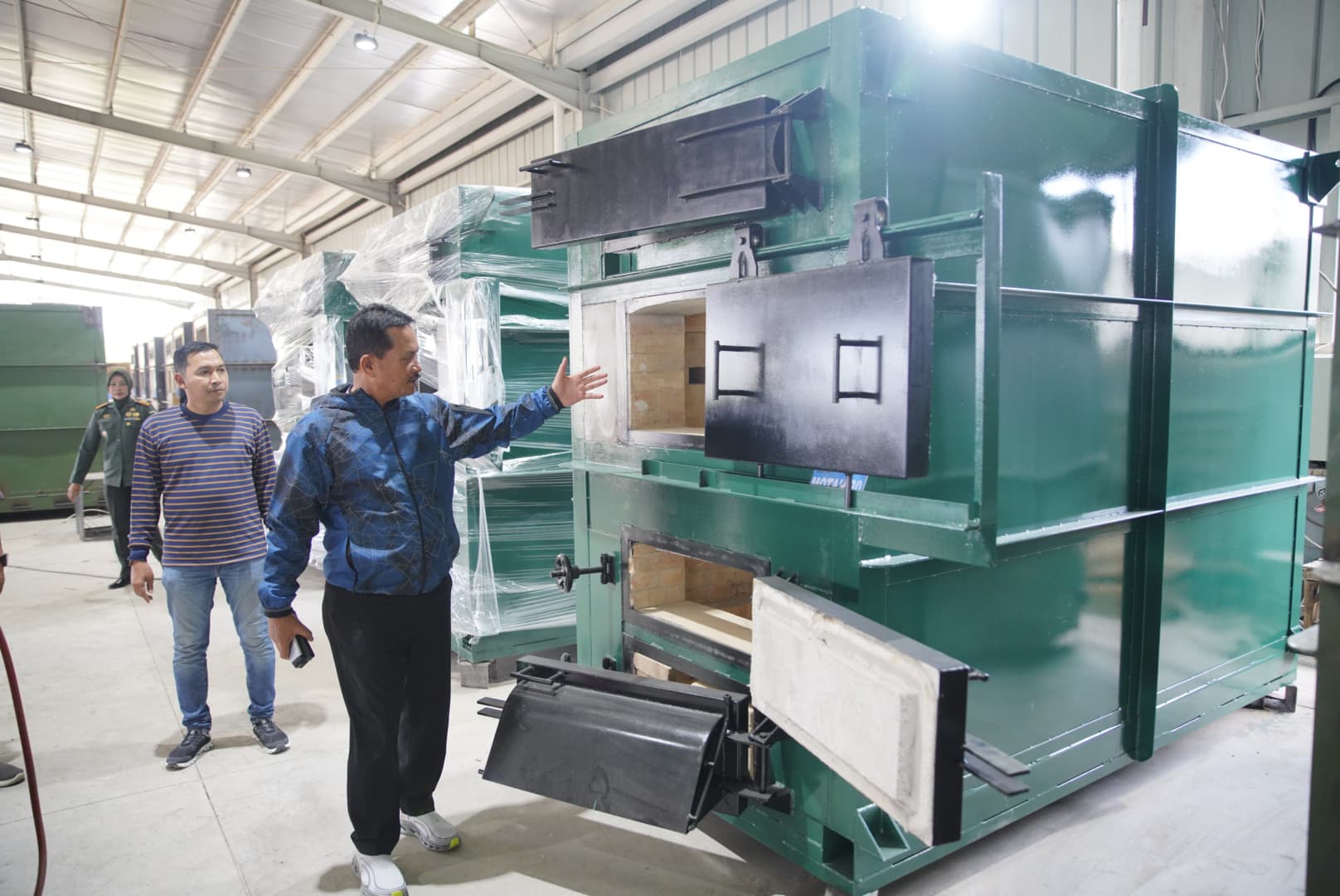 Wali Kota Madiun Maidi saat melihat-lihat mesin incinerator di TPS Bandung Kulon, Kota Bandung, kemarin (10/6). FOTO:&nbsp;WS HENDRO DISKOMINFO UNTUK JAWA POS RADAR MADIUN
