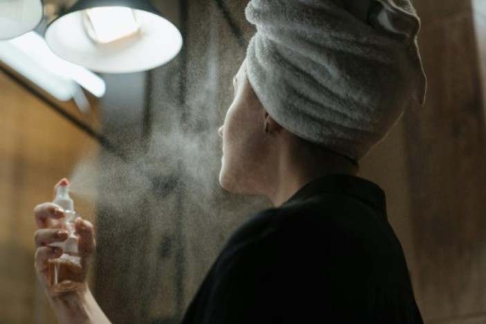 Ilustrasi rekomendasi setting spray yang mengunci makeup.