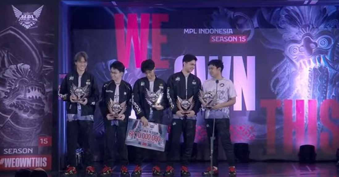 Lima player RRQ menerima penghargaan kategori Dream Team MPL ID Season 15. Sementara Idok terpilih sebagai MVP Regular Season.
