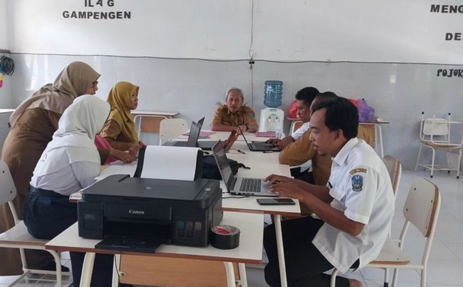 Para calon peserta didik baru sedang mengurus tahapan SPMB untuk masuk SMA/SMK di Pacitan. DOK RADAR PACITAN