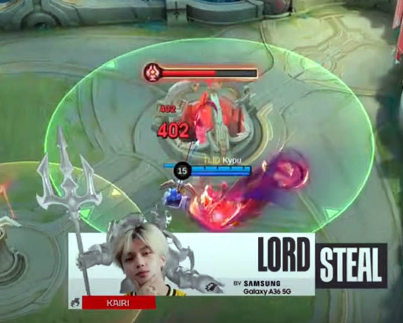 Momen saat Kyou yang menggunakan Moskov berhasil menyelinap ke &ldquo;back dor&rdquo; base Onic ketika Kairi sukses dapatkan Lord pada game ketiga babak playoff MPL ID Season 15, rabu 11 Juni 2025.