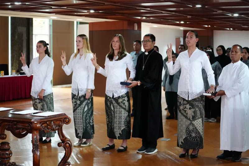 Empat pemain sepak bola Emily, Felicia, Iris, dan Isa usai pengambilan sumpah WNI di Jakarta.