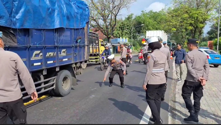 LOKASI KEJADIAN: Sejumlah petugas melakukan olah TKP kecelakaan yang menewaskan satu anggota Satlantas Polres Ngawi, Rabu (11/6).