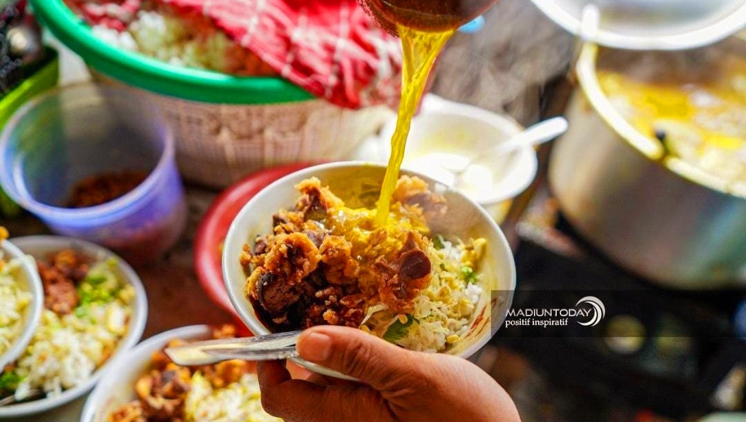 Suasana warung Soto Templek di Pasar Templek Mojorejo yang selalu ramai pengunjung setiap pagi hingga siang.