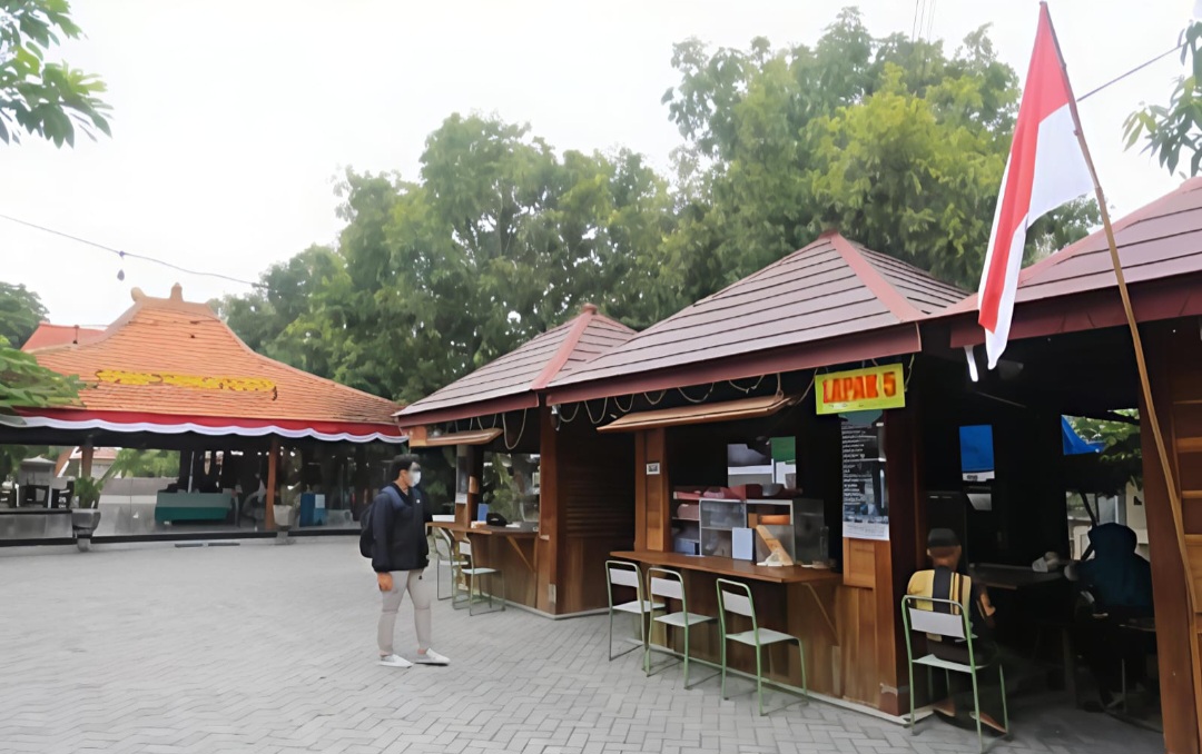 Wisata kuliner murah meriah di Taman Obor Madiun.