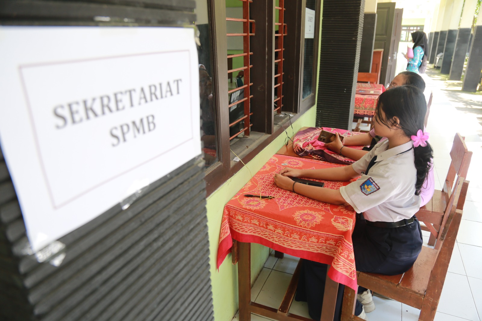 Calon peserta didik melakukan pengembilan PIN SPMB di SMAN 6 Madiun, Rabu (11/6). FOTO: BAGAS BIMANTARA/RADAR MADIUN