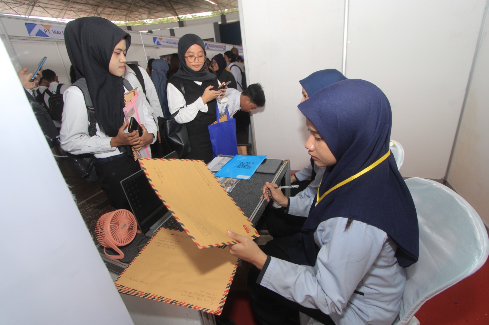 Para pencari kerja menyerbu job fair di GOR Ki Mageti.