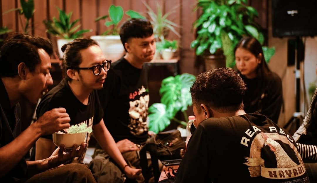 Ilustrasi coffee shop jadi markas anak muda masa kini.