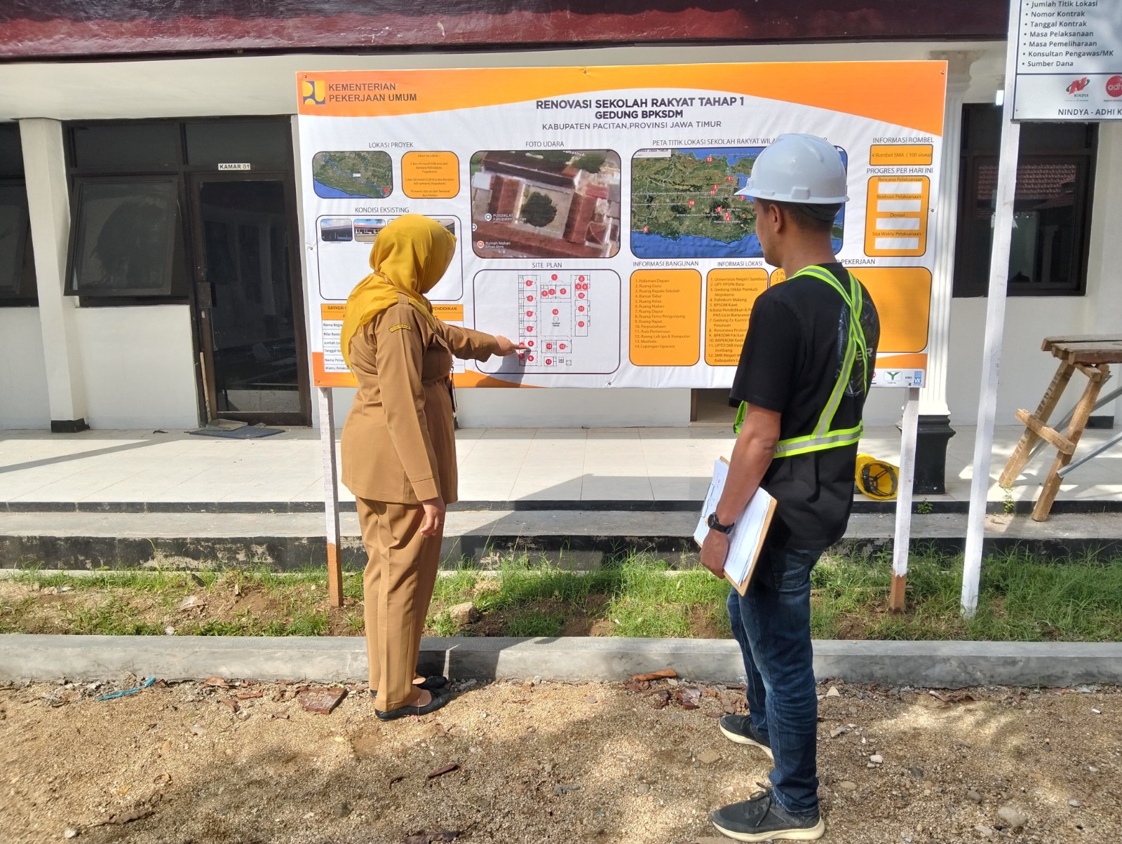Tim Kementerian PUPR bersama Dinsos Pacitan meninjau progres renovasi Gedung Diklat BKPSDM yang akan digunakan Sekolah Rakyat. FOTO: NUR CAHYONO/RADAR PACITAN