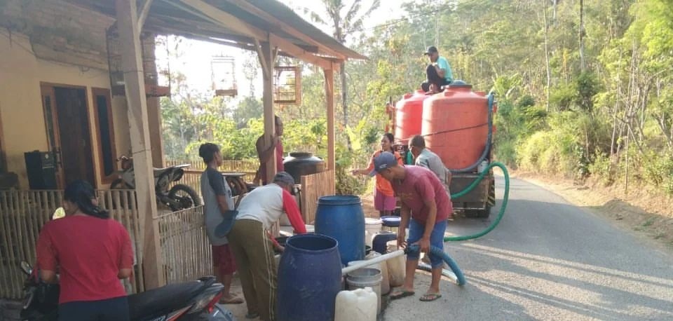 Petugas BPBD Pacitan saat melakukan dropping air bersih ke daerah terdampak kekeringan tahun lalu. DOK RADAR PACITAN