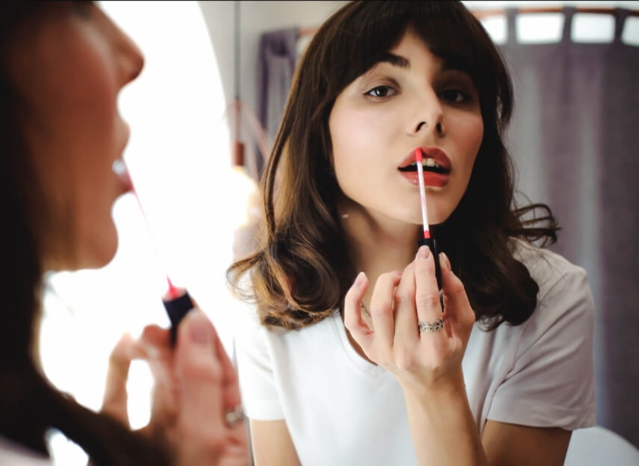 Ilustrasi warna lipstik terlihat berbeda antara satu bibir dengan lainnya.