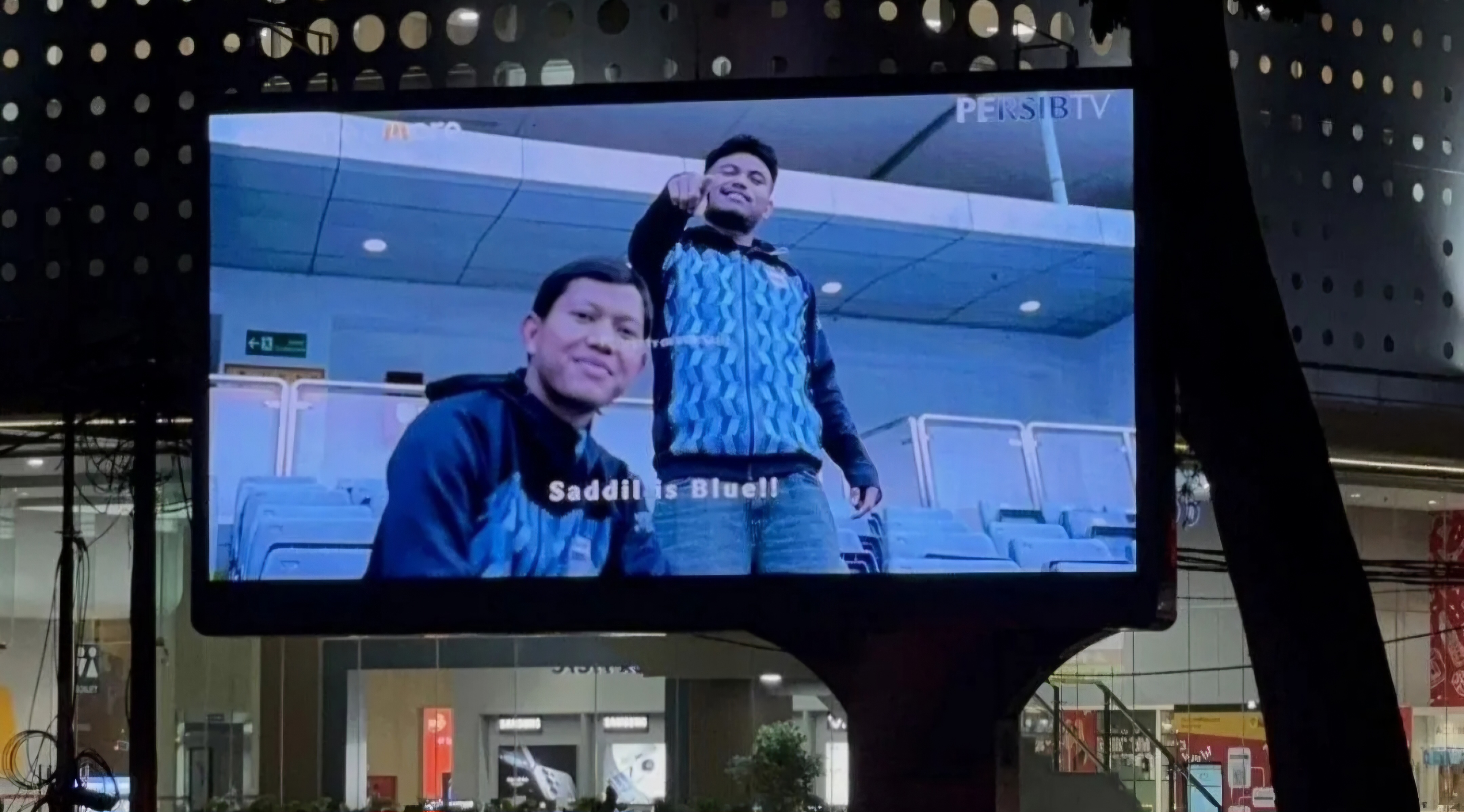 Cuplikan videotron di Jalan Dago saat memperlihatkan teaser perkenalan pemain baru Persib.