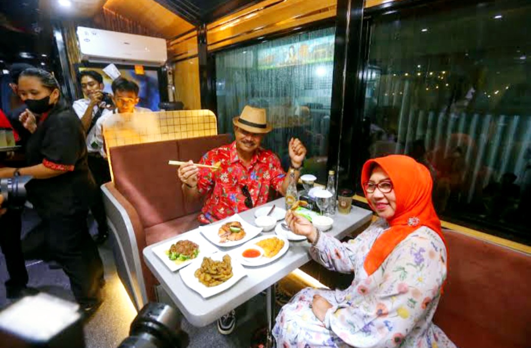 Wali Kota Madiun Dr. Maidi bersama istri menikmati kuliner di Bogowonto Culinary Center.