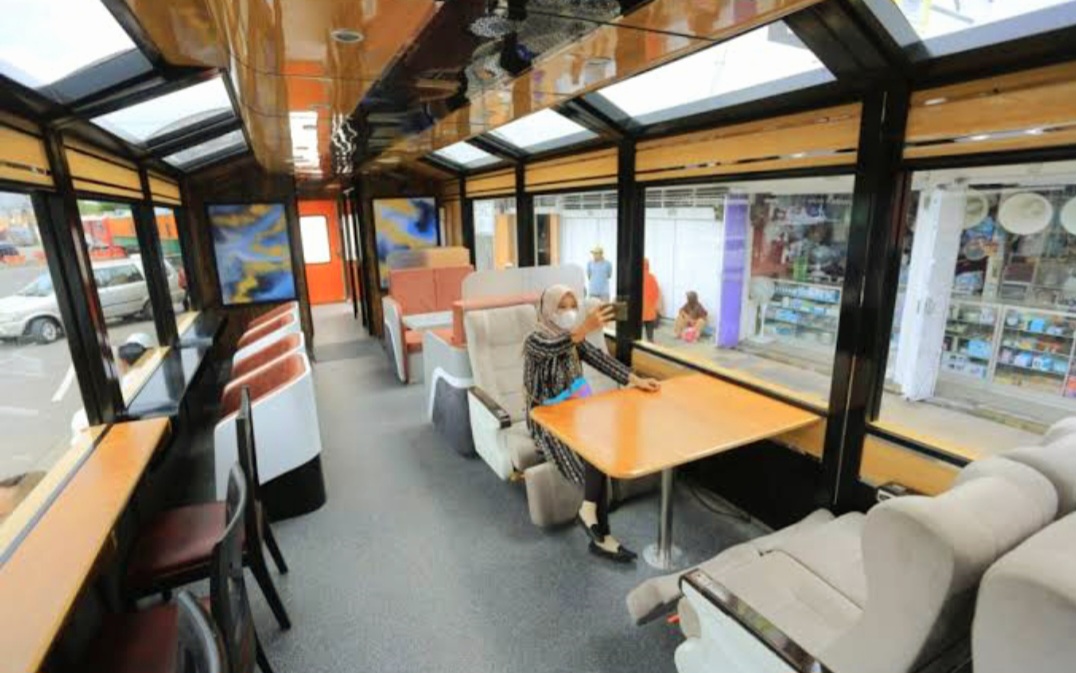 Suasana gerbong kereta yang disulap jadi ruang makan di Bogowonto Culinary Center, Madiun.