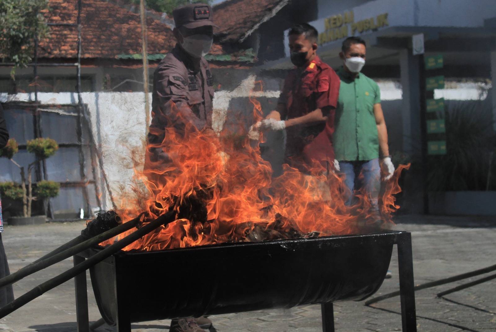 Sejumlah barang bukti perkara kejahatan serta narkotika yang telah ditangani Kejari Magetan dan sudah berkekuatan hukum tetap dimusnahkan dengan cara dibakar. FOTO: AJI PUTRA/RADAR MAGETAN