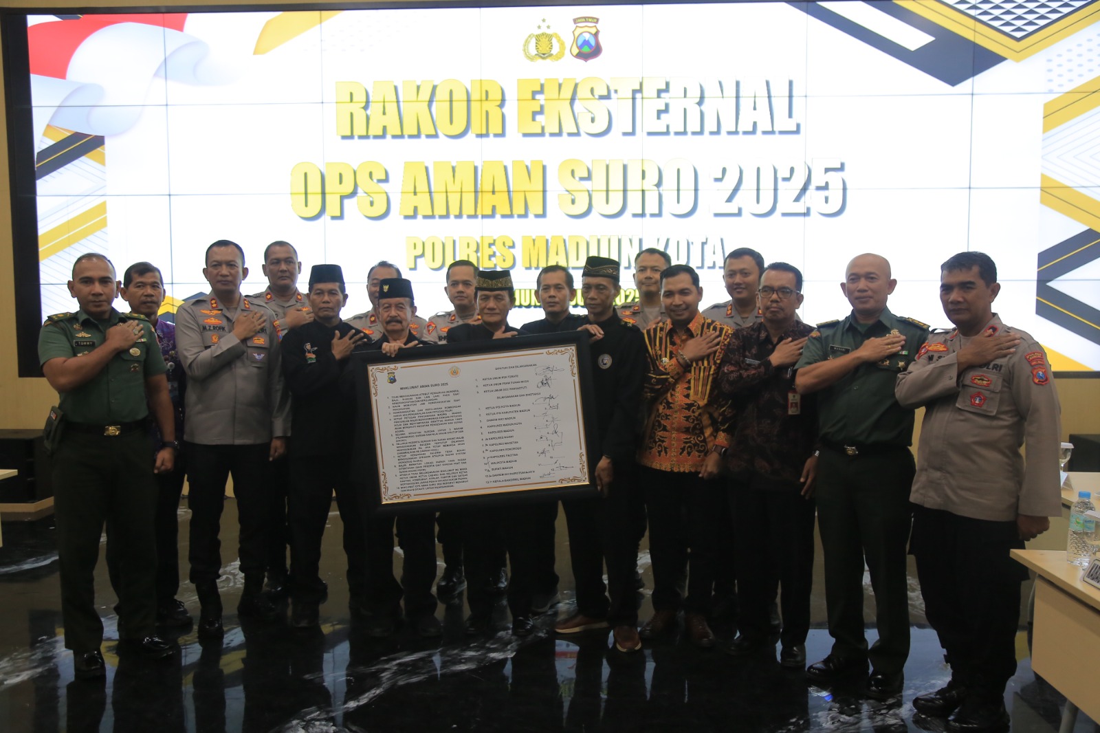 Seluruh perguruan pencak silat di Madiun kompak untuk mematuhi Maklumat Aman Suro 2025 usai menggelar rakor di GCIO, kemarin (12/6). FOTO: BAGAS BIMANTARA/RADAR MADIUN