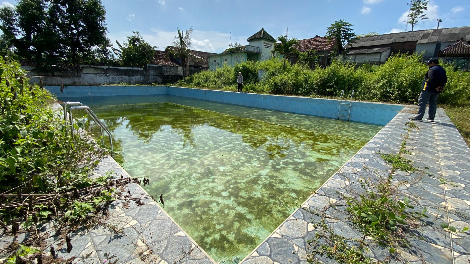 Kondisi proyek kolam renang di Dusun Mundu, Desa Gemarang terbengkalai dan tak berfungsi. FOTO: DIAN RAHAYU/RADAR MADIUN