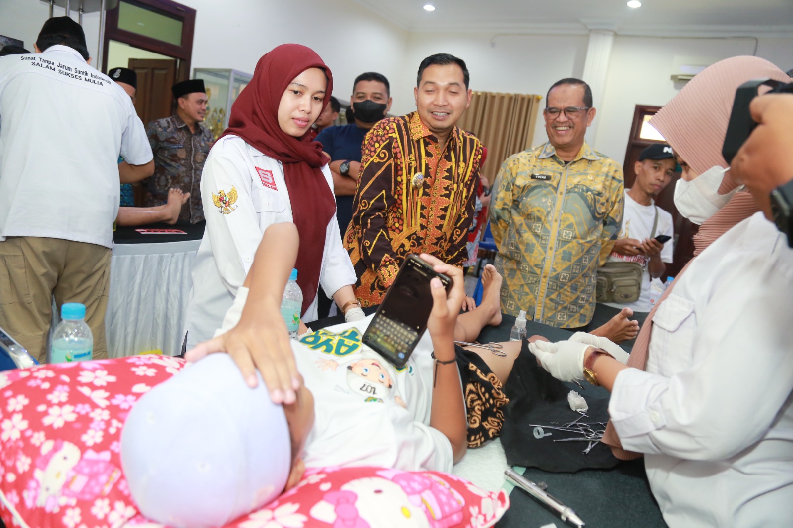 Seorang peserta tampak tenang saat dikhitan dalam program Medhioen Khitanan di rumah dinas wali kota, Kamis pagi (12/6). BAGAS BIMANTARA/JAWA POS RADAR MADIUN