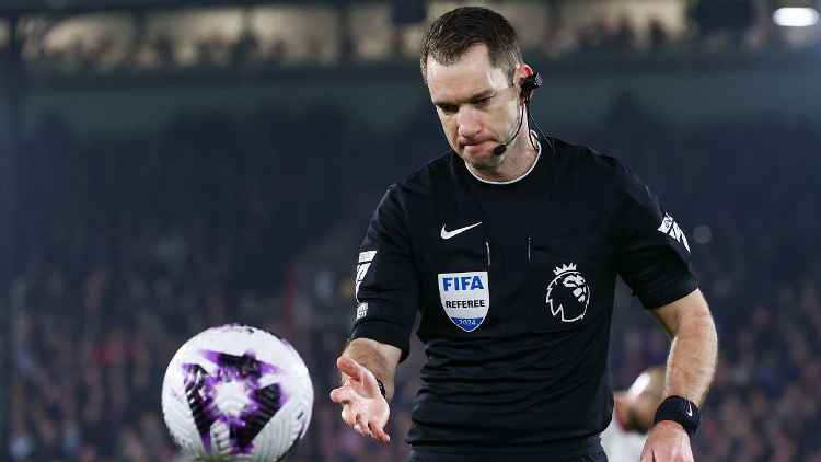 Wasit Liga Premier Jarred Gillett mencoba RefCam dalam pertandingan antara Crystal Palace dan Manchester United.