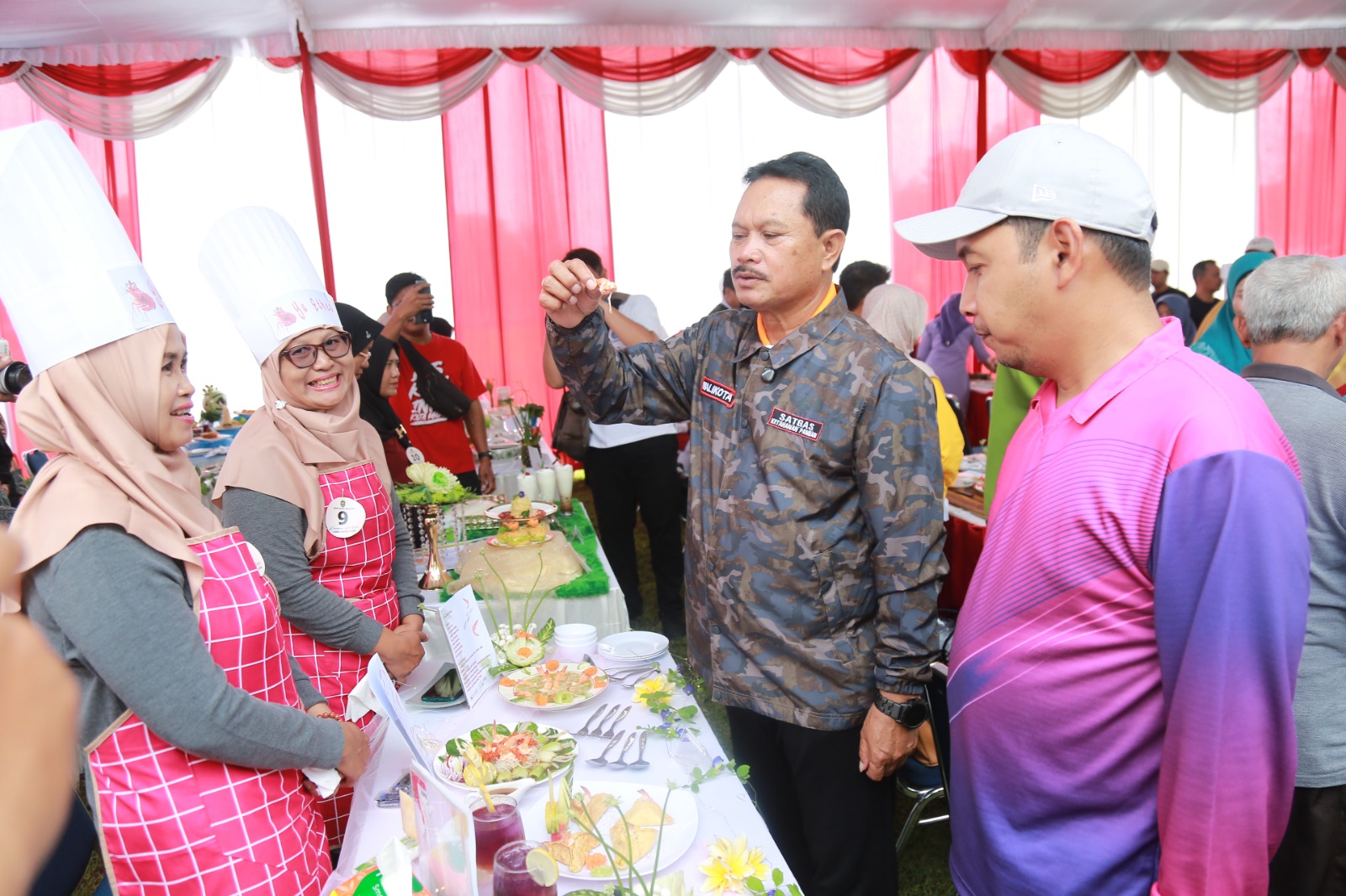 Wali Kota Madiun Maidi saat menghadiri acara Gerakan Pangan Murah dan lomba masak ikan di Lapangan Gulun, kemarin (13/6). Dia bakal melarang hajatan dengan prasmanan. BAGAS BIMANTARA/RADAR MADIUN