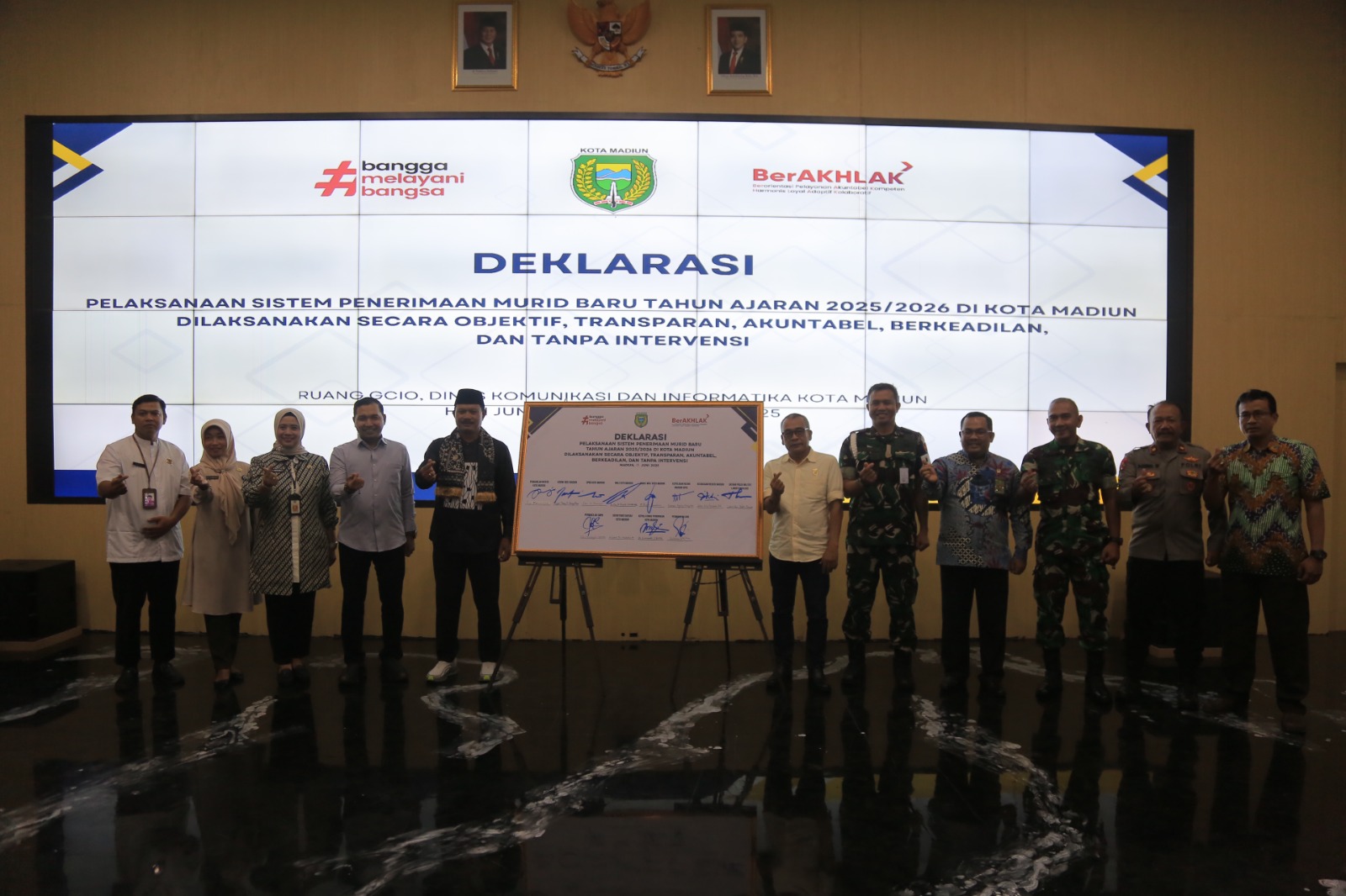 Wali Kota Madiun Maidi mendeklarasikan pelaksanaan SPMB SD&ndash;SMP yang adil dan bebas titipan di Gedung GCIO, kemarin (13/6). FOTO: BAGAS BIMANTARA/RADAR MADIUN