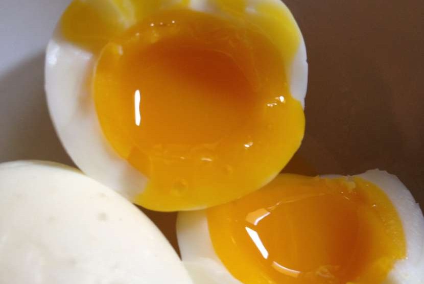 Telur rebus setengah matang