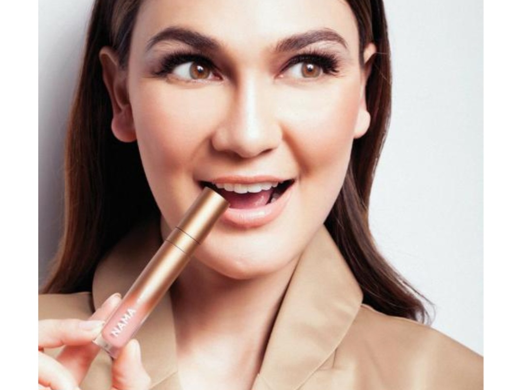 Ilustrasi fakta lipstik NAMA Beauty by Luna Maya yang laris di pasaran.
