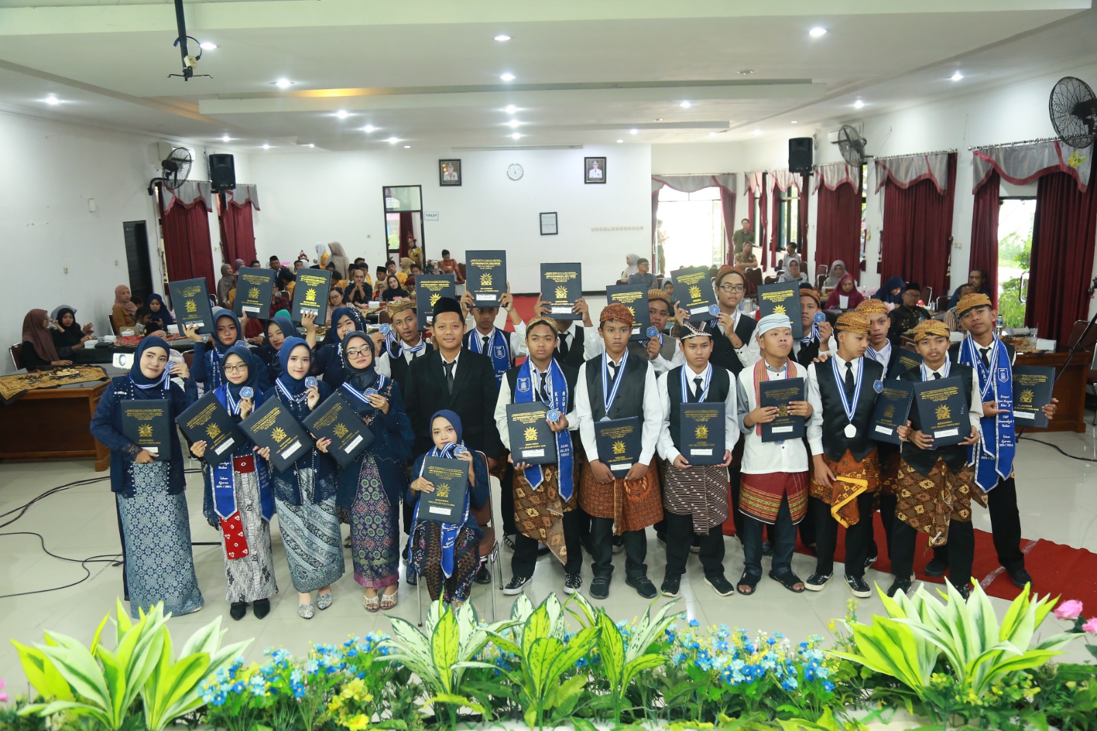 Sebanyak 23 siswa kelas IX SMP Muhammadiyah 1 Madiun lulus dengan hasil memuaskan. FOTO: BAGAS BIMANTARA/RADAR MADIUN