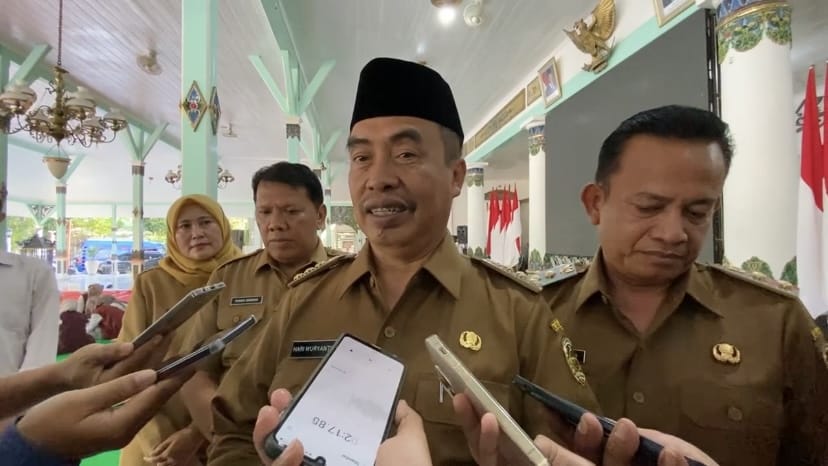 Bupati Madiun Hari Wuryanto memberikan keterangan terkait larangan sekolah negeri tarik pungutan SPMB. FOTO: DOK RADAR MADIUN