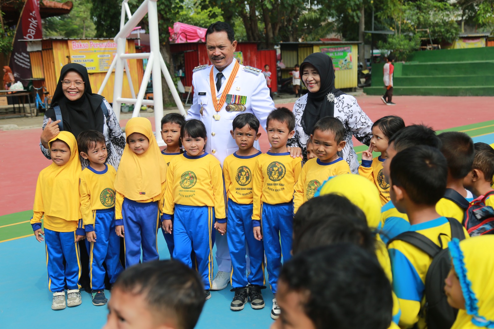 Wali Kota Madiun Maidi memantau kegiatan pemenuhan gizi ibu hamil dan anak dalam upaya penurunan angka stunting. FOTO: BAGAS BIMANTARA/RADAR MADIUN